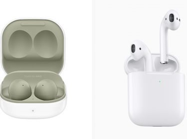 Galaxy Buds2 links und AirPods 2 rechts nebeneinander vor hellem Hintergrund