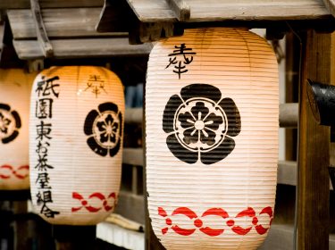 Zwei japanische Lampions hängen an einem Schrein in Tokyo.