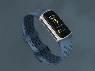 Die Fitbit Charge 5 in der Farbe Deep Sea