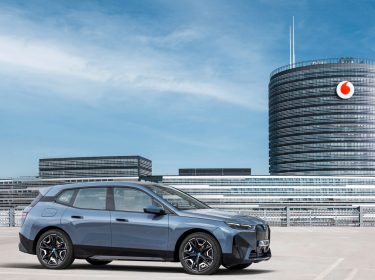Ein BMW iX steht vor dem Vodafone-Tower in Düsseldorf.