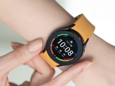 Eine Frau trägt die Galaxy Watch4 am Handgelenk