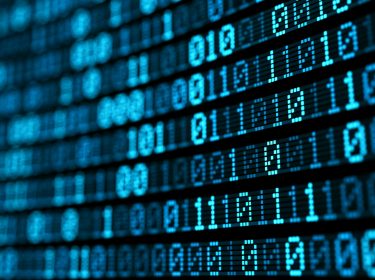 Ein Bildschirm zeigt binären Code in blauer Schrift an.