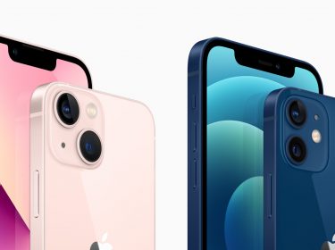 iPhone 13 und iPhone 12 nebeneinander mit Vorder- und Rückseite
