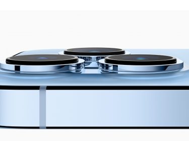 iPhone 13 Pro Max Kameramodul von der Seite in Großaufnahme vor weißem Hintergrund