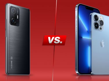 Xiaomi 11T Pro und iPhone 13 Pro nebeneinander vor rotem Hintergrund