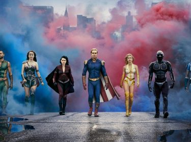 Eine Gruppe Superheld:innen laufen auf die Kamera zu