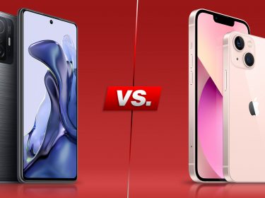 Xiaomi 11T und iPhone 13 von vorne und hinten vor rotem Hintergrund