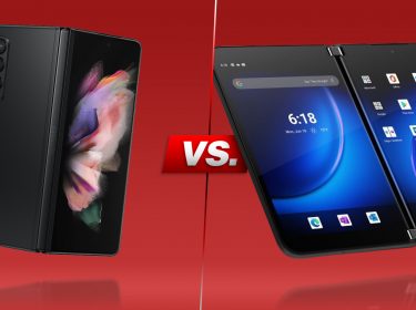 Falt-Smartphones Galaxy Z Fold3 und Surface Duo 2 aufgeklappt nebeneinander vor rotem Hintergrund