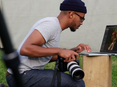 Fotograf arbeitet am MacBook Pro 2021.