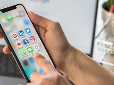 Die Icons von Instagram, Facebook und mehr auf einem Smartphone