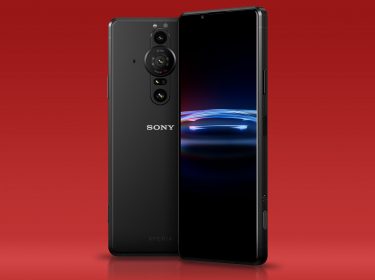 Kamera-Smartphone Sony Xperia PRO-I vor rotem Hintergrund