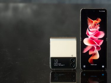 Das Galaxy Z Flip3 in geschlossenem und im aufgeklappten Zustand