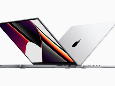 Zwei Modelle des MacBook Pro 2021, von vorn und hinten