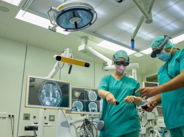 Ärzte nutzen modernste Technologien in der 5G-Klinik