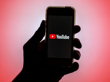 YouTube-Logo auf Smartphone.