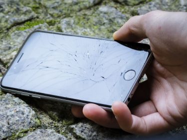 iPhone mit kaputtem Display aufheben.