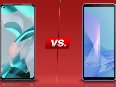 Zwei Handys mit großem Display von vorne vor rotem Hintergrund