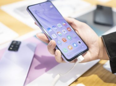 Eine Männerhand hält das Redmi Note 11.