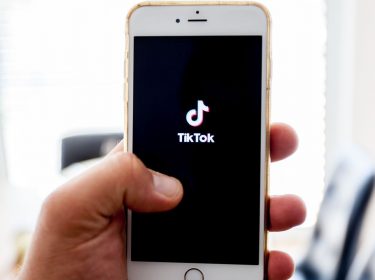 Eine Hand hält ein Smartphone.