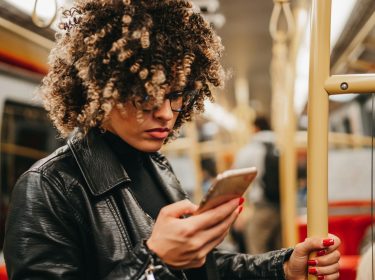 Frau schaut auf ihr Smartphone.