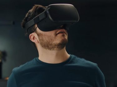 Ein Mann mit der Oculus Quest 2