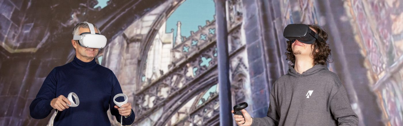 Vodafone CEO Hannes Ametsreiter und Silas Fuchs von Northdocks sehen den Kölner Dom hautnah per VR-Brille.