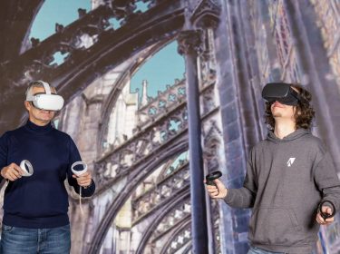 Vodafone CEO Hannes Ametsreiter und Silas Fuchs von Northdocks sehen den Kölner Dom hautnah per VR-Brille.