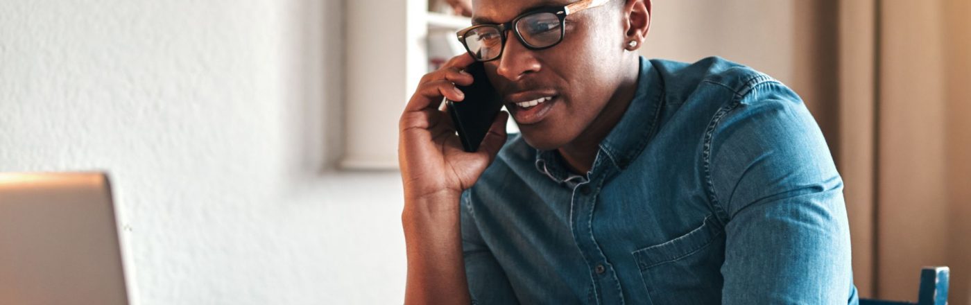 Mann telefoniert mit seinem Handy.