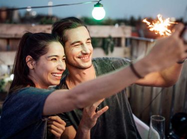 Ein Paar bestellt Neujahrsgrüße via Video-Call