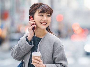 Frau telefoniert mit dem Smartphone.