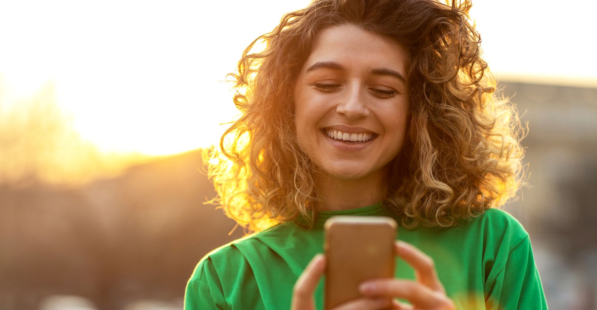 Frau schaut auf ihr iOS-Smartphone.