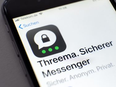 Logo der App Threema auf einem Smartphone-Display