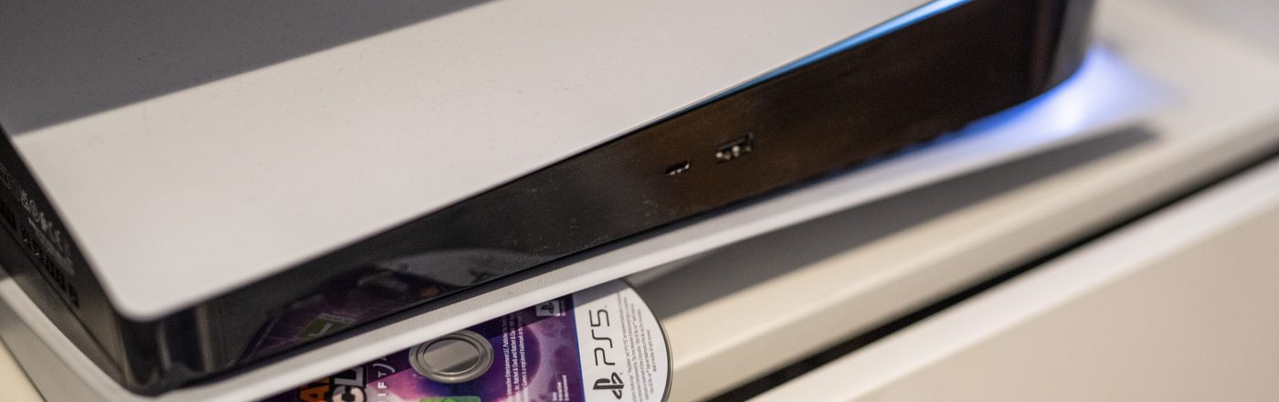 Eine PS5 mit Spiel im Slot