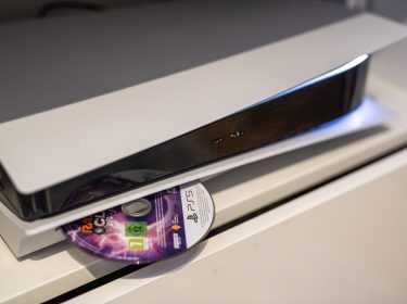 Eine PS5 mit Spiel im Slot