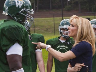 Leigh Anne (Sandra Bullock) hält Michael (Quinton Aaron) beim Football-Training eine Standpauke