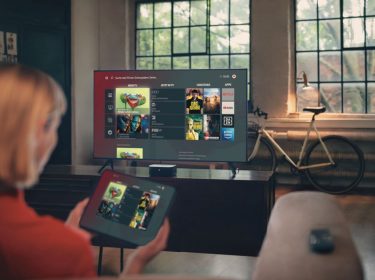 Frau schaut Inhalte von GigaTV auf dem Tablet an.