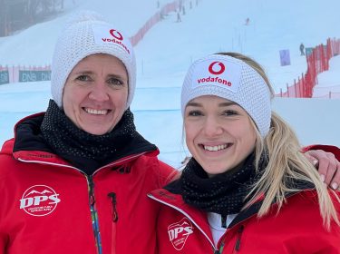 Noemi Ristau und Paula Brenzel in Skianzug