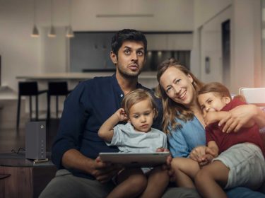 Eine Familie nutzt Vodafones Gigabit-Tarif