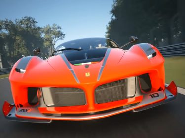 Ein Ferrari auf der Rennstrecke in Gran Turismo 7