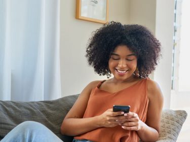 Frau schaut auf ihr Android-Smartphone.