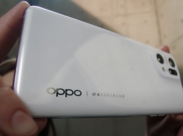 Das OPPO Find X5 in Weiß.