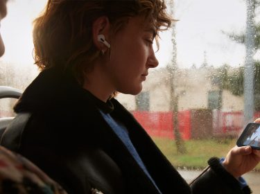 Frau surft am iPhone SE (2022)