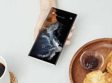 Hand hält das Galaxy S22 Ultra von Samsung.