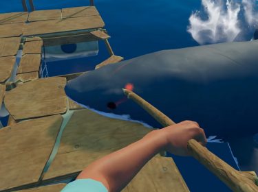 Ein Hai beißt in das Floß und wird vom Spieler oder von der Spielerin mit einem Speer angegriffen in Raft