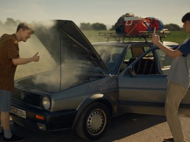 Zwei Brüder haben im neuen TV-Spot von Vodafone zur GigaZuverlässig 30 Jahre Mobilfunk im Vodafone-Netz eine Autopanne und schicken ihrem Vater ein Foto davon