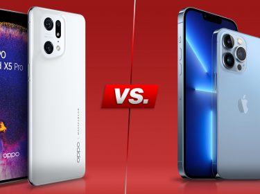 Smartphones OPPO Find X5 Pro und iPhone 13 PRo Max nebeneinander vor rotem Hintergrund