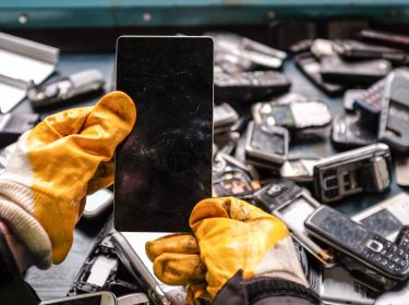 Eine Person beim Smartphone-Recycling