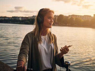 Frau hört Musik mit dem Handy.