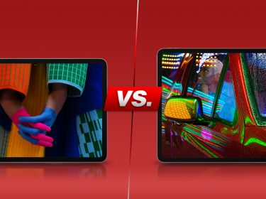 Zwei iPad-Modelle von vorne nebeneinander vor rotem Hintergrund