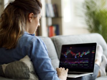 Junge Frau arbeitet am MacBook.